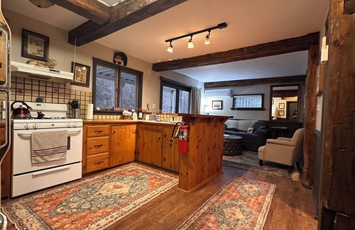 Montgomery Center Cama Y Desayuno | Black Bear Suite - Amazing 2BR suite with deck overlooking the Trout River & only 7 minutes to Jay Peak Resort. With Breakfast Included!