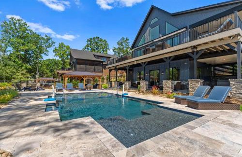 Lake Norman of Catawba Casa | Black Bear Blue Heron by AvantStay 2 Lakefront Homes Sleeps 43 Pool Dock Theater