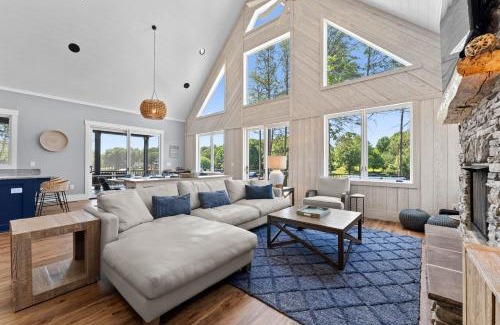 Lake Norman of Catawba Casa | Black Bear Blue Heron by AvantStay 2 Lakefront Homes Sleeps 43 Pool Dock Theater