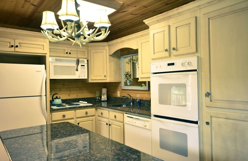 Hiawassee Casa | Black Bell Cabin - Fireplace - Mountain Top View - High Speed Internet