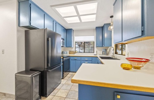 Mi-Wuk Village Casa | Black Cedar Retreat-Modern Cabin A/C Fast Wi-Fi Gaming Bunkroom