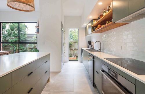 Wooloweyah Casa | Black Cockatoo - Oceanstays - Pet Friendly