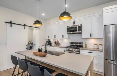 Hemlock Valley Casa | Black Diamond Cabin | Private Hot Tub Wood Fireplace BBQ
