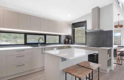 East Jindabyne Casa | Black Diamond Retreat - Luxury 3BR Home l Lake Views l Fire Pit l WiFi l Bath