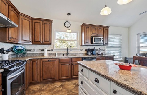 Lake Catherine Casa | Black Dog Lodge & Fishing Charter- Waterfront!