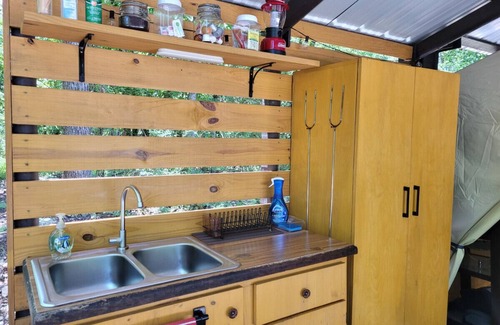 Mid America Apartamento | Black Fox Den: A Woodland Glamp - Dog Friendly
