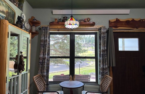 Hill City Cabina | Black Hills Home Cabins—CHOKECHERRY HIDEOUT—in Hill City, Mickelson Trail, Grill