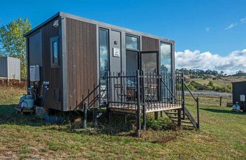 Waitoki Casa | Black Horse Cabin 2 by Tiny Away
