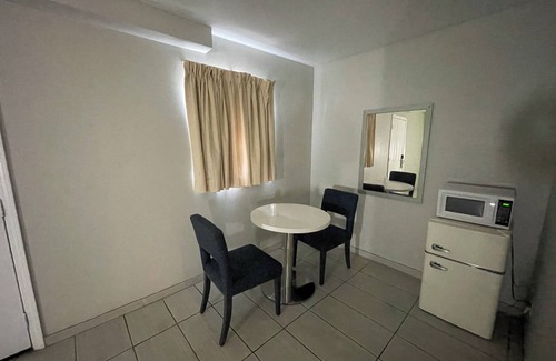 Apple Valley Hotel | Black Horse Motel