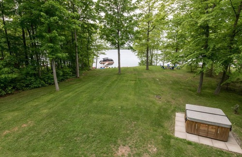 Tay Valley Cabaña | Black Lake Cottage w/ Hot Tub and Sauna