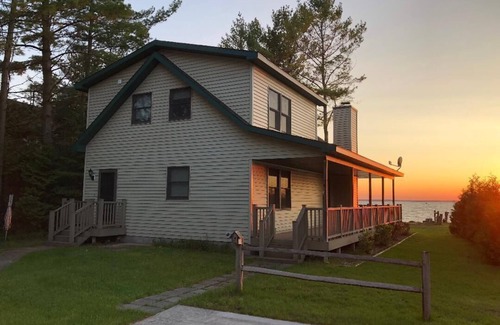 Onaway Casa | Black Lake Sunset Waterfront Home - 78 'playa privada de arena en el prestine Black Lake