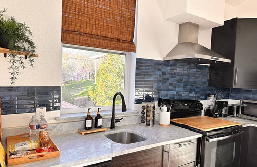 Marshall Ford Condominio | Black Pearl! Near Lake Travis Safe Hood, Large Entertainment area