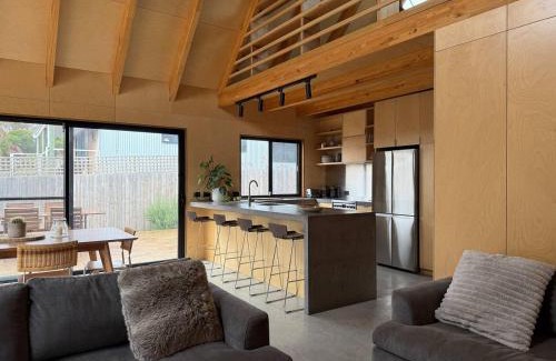 Port Campbell Casa | Black Pearl - NEW Minimal Style Scandi Beach House