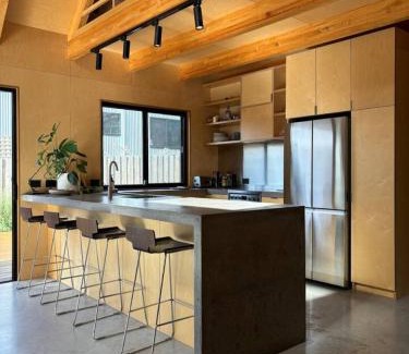 Port Campbell Casa | Black Pearl - NEW Minimal Style Scandi Beach House