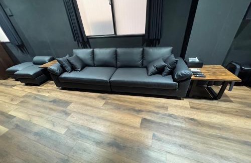Asato Apartamento | Black Penthouse Naha 最大12名宿泊可 118平米 国際通り沿い 牧志駅 徒歩5分