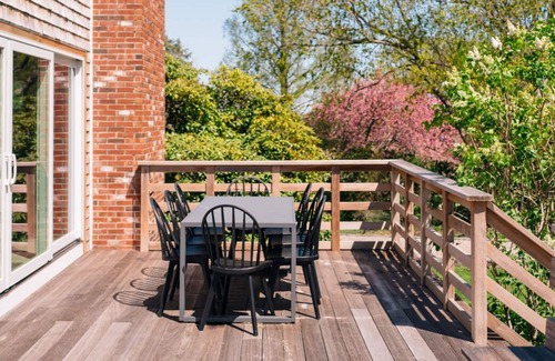 Middletown Casa | BLACK POINT COTTAGE - private beach access, 15min to Newport