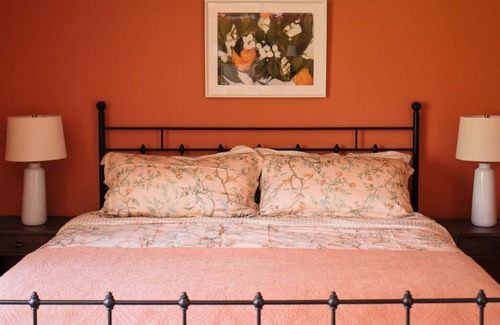 Middletown Casa | BLACK POINT COTTAGE - private beach access, 15min to Newport