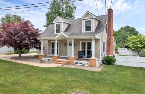 Niantic Casa | Black Point Retreat - Entertain & Enjoy the Beach!