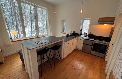 Whitehorse Cabina | Black Spruce - Red Door