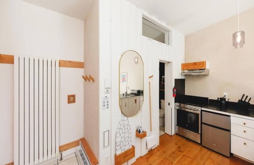 Whitehorse Cabina | Black Spruce - Red Door