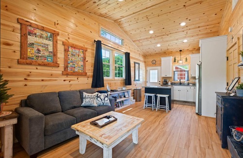 Stanley Cabina | Black Walnut Cottage: A Romantic Couple's Cabin!