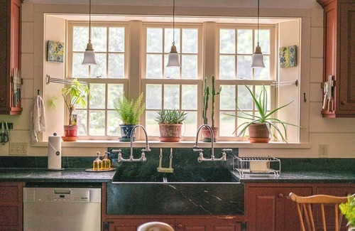 Highland Casa | Black Walnut Tree Farm: Farmhouse on 50 Acres