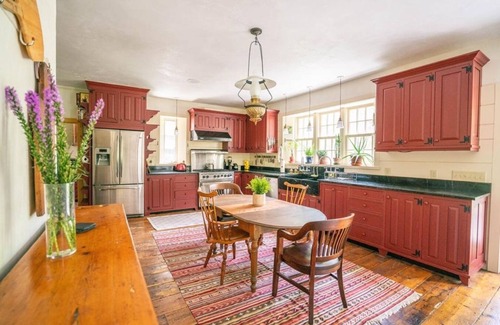 Highland Casa | Black Walnut Tree Farm: Farmhouse on 50 Acres
