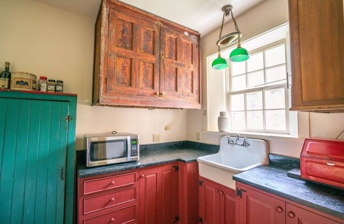 Highland Casa | Black Walnut Tree Farm: Farmhouse on 50 Acres