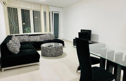 Studentski Grad Apartamento | Black & White Style Apartment in a Great Location!