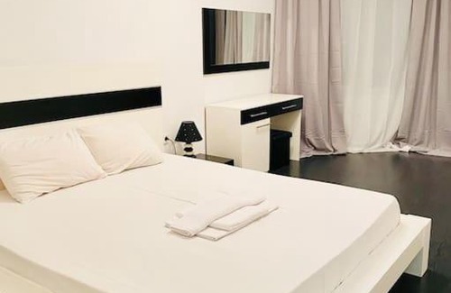 Studentski Grad Apartamento | Black & White Style Apartment in a Great Location!
