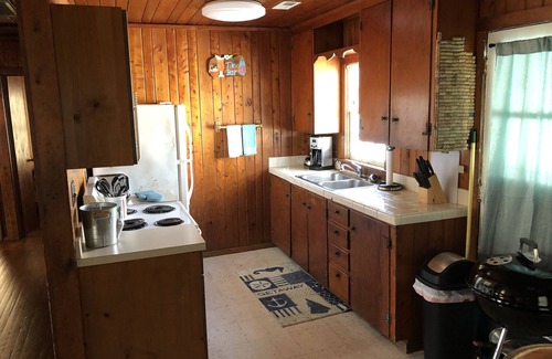 Kitty Hawk Cabaña | Blackbeard's Retreat - Historic And Pet Friendly 3 Bedroom Cottage by RedAwning