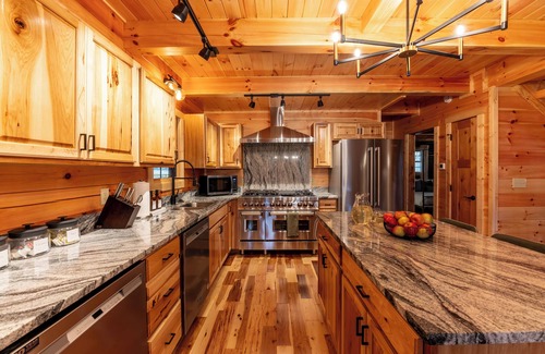 Logan Cabina | Blackburn Chalet! Pickelball Ct~Pool~Hot Tub~Sauna~Cold Plunge~Pet Friendly!