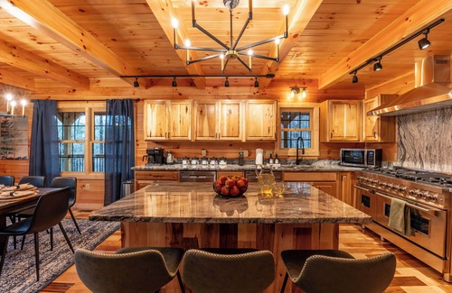 Logan Cabina | Blackburn Chalet! Pickelball Ct~Pool~Hot Tub~Sauna~Cold Plunge~Pet Friendly!