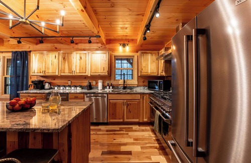 Logan Cabina | Blackburn Chalet! Pickelball Ct~Pool~Hot Tub~Sauna~Cold Plunge~Pet Friendly!