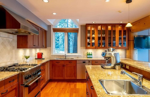 Upper Village Chalet De Esquí | Blackcomb Hideaway 4 Bedroom Ski-In Chalet