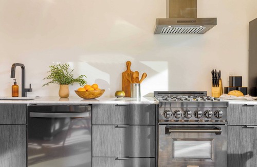 Downtown Palm Springs Apartamento | Blackhaus C: 4 Bedroom Suite by Avantstay 4-room Retreat