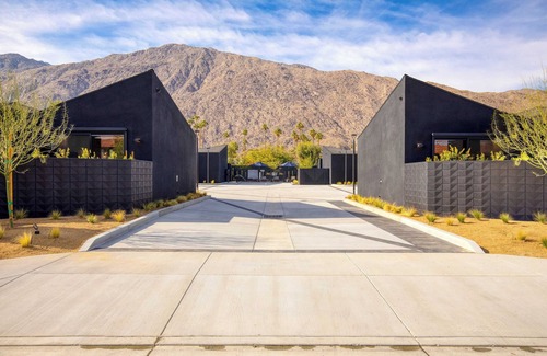 Downtown Palm Springs Apartamento | Blackhaus C: 4 Bedroom Suite by Avantstay 4-room Retreat