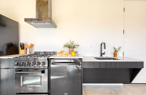 Downtown Palm Springs Casa | Blackhaus Suites by AvantStay – Modern Comfort in Downtown Palm Springs