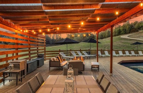 Jayhawk Casa | BlackHollow-LuxurySuite-10acres-LargePool-Modern