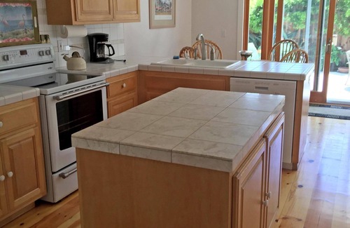Eastside Santa Cruz Casa | Blacks Beach Retreat, Wi-Fi, cerca del puerto y de Steps to Twin Lakes Beach.