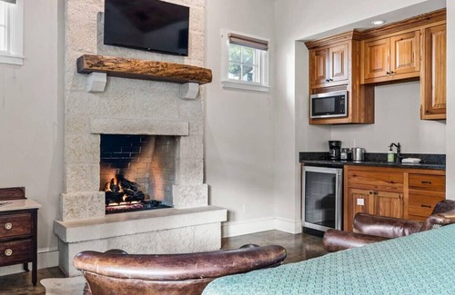 Fredericksburg Cabina | Blacksmith Quarters: The Louise|DT|Hot Tub