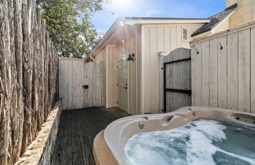 Fredericksburg Cabina | Blacksmith Quarters: The Louise|DT|Hot Tub