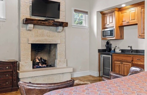 Fredericksburg Cabina | Blacksmith Quarters: The Octavia|1 Bd|Hot Tub