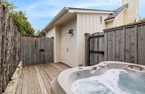 Fredericksburg Cabina | Blacksmith Quarters: The Octavia|1 Bd|Hot Tub