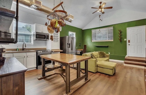 North Charleston Apartamento | Blackstone Retreat -Sophisticatedly Vibrant 2 Bedroom House in North Charleston