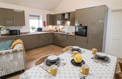 Thirsk Cabaña | BLACKTHORN COTTAGE, family friendly, with a garden in Borrowby