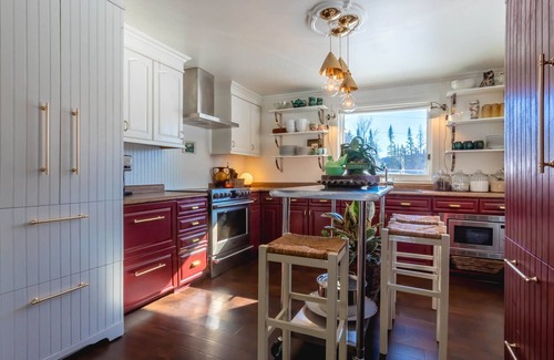 Utterson Casa | Blackwater Bungalow Cottage in Muskoka with a Hot Tub
