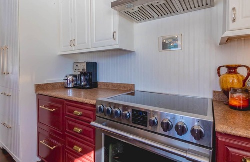 Utterson Casa | Blackwater Bungalow Cottage in Muskoka with a Hot Tub