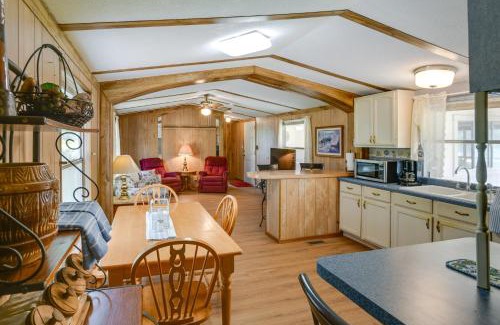 Maryneal Casa | Blackwell Home with Enclosed Porch Steps to Water!