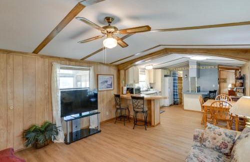 Maryneal Casa | Blackwell Home with Enclosed Porch Steps to Water!